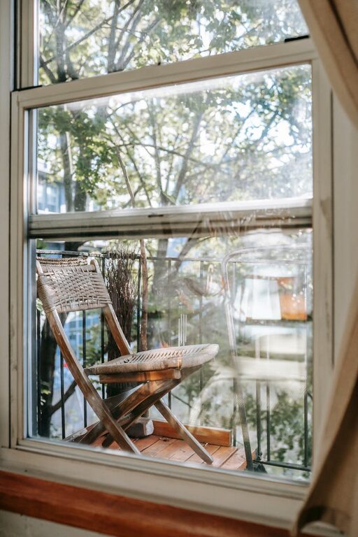 Jak urządzić mały balkon, by stał się przytulnym miejscem